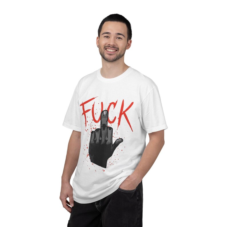 Cyberpunk 2077 V Mittelfinger Illustration Ficken T-Shirt | Bold Red Script, Grafik Punk T-Shirt Bild 9