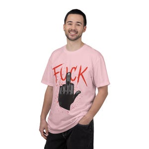 Cyberpunk 2077 V Mittelfinger Illustration Ficken T-Shirt | Bold Red Script, Grafik Punk T-Shirt Bild 13