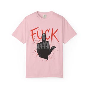 Cyberpunk 2077 V Mittelfinger Illustration Ficken T-Shirt | Bold Red Script, Grafik Punk T-Shirt Bild 7