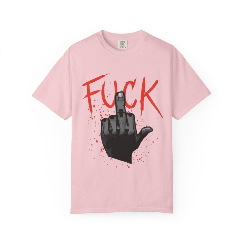 Cyberpunk 2077 V Mittelfinger Illustration Ficken T-Shirt | Bold Red Script, Grafik Punk T-Shirt Bild 7