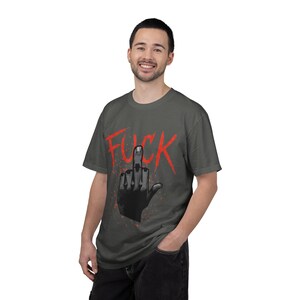Cyberpunk 2077 V Mittelfinger Illustration Ficken T-Shirt | Bold Red Script, Grafik Punk T-Shirt Bild 10