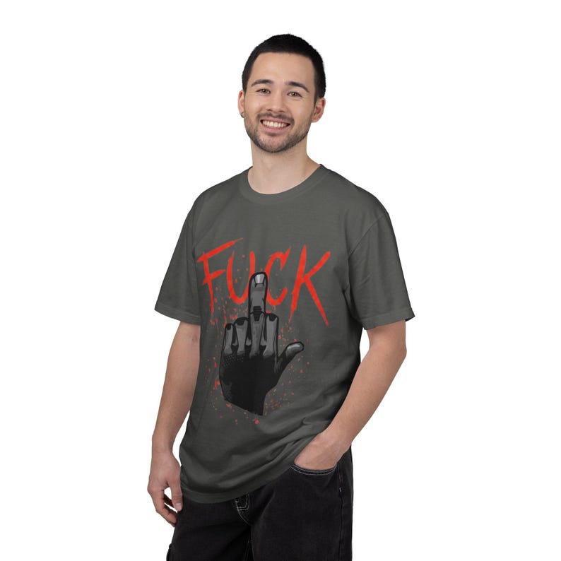Cyberpunk 2077 V Mittelfinger Illustration Ficken T-Shirt | Bold Red Script, Grafik Punk T-Shirt Bild 10