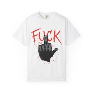 Cyberpunk 2077 V Mittelfinger Illustration Ficken T-Shirt | Bold Red Script, Grafik Punk T-Shirt Bild 3