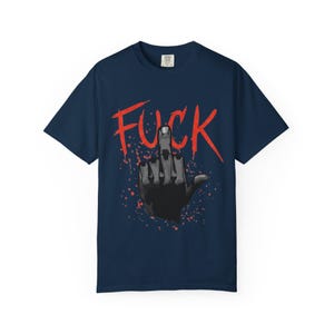 Cyberpunk 2077 V Mittelfinger Illustration Ficken T-Shirt | Bold Red Script, Grafik Punk T-Shirt Bild 6