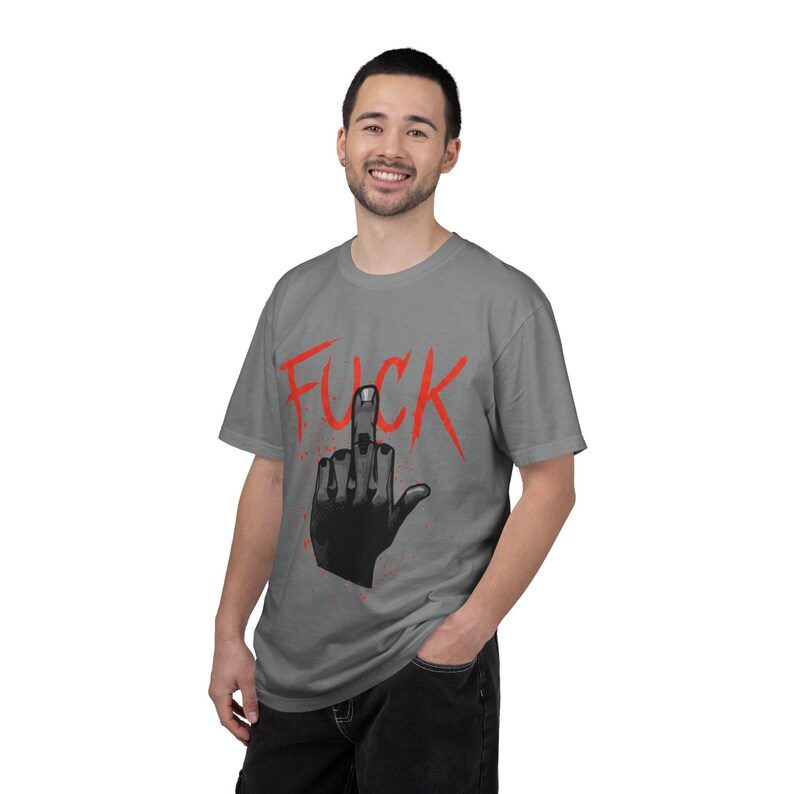 Cyberpunk 2077 V Mittelfinger Illustration Ficken T-Shirt | Bold Red Script, Grafik Punk T-Shirt Bild 11