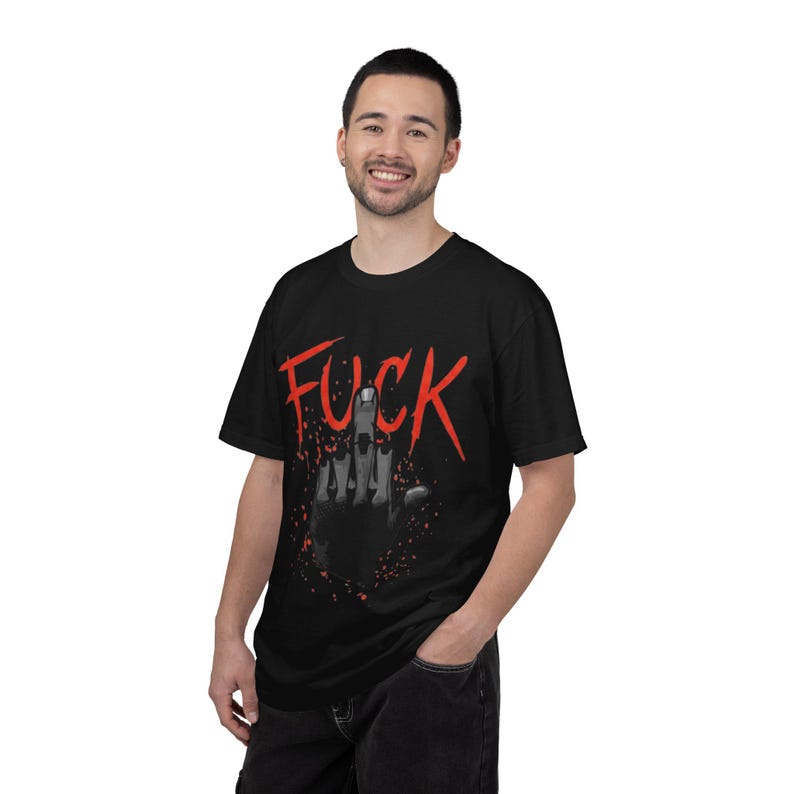 Cyberpunk 2077 V Mittelfinger Illustration Ficken T-Shirt | Bold Red Script, Grafik Punk T-Shirt Bild 8