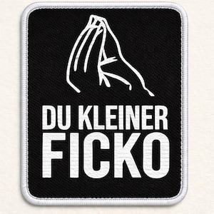 Könnte beinhalten: Schwarzer rechteckiger Aufnäher mit weißem Nahtrand. Der Aufnäher zeigt eine weiße Grafik von zwei Händen und den Text "DU KLEINER FICKO" in fetten weißen Buchstaben.