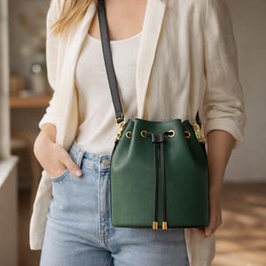 Elegante borsa a secchiello beige e nera