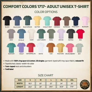 Puede incluir: Una carta de colores para camisetas unisex para adultos Comfort Colors 1717, que muestra varias opciones de color como negro, azul vaquero y carmes&iacute;. La tabla incluye una gu&iacute;a de tallas con medidas en cm para ancho y largo, y detalles sobre la tela.