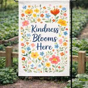 優しさはここに咲くガーデンフラッグ、花柄コテージコアヤードフラッグ、さりげない反トランプガーデンフラッグ、カラフルな花柄コテージコアアウトドアフラッグ