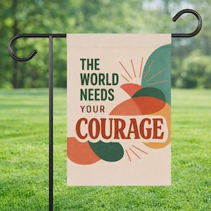 Op de afbeelding: Een rustiek houten bord met de tekst "Welcome to our home" in witte letters. Het bord heeft een verweerde afwerking en een eenvoudig, uitnodigend ontwerp, ideaal voor een veranda of entree.