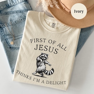 Först och främst Jesus tycker att jag är en fröjd PNG SVG, kristen humor tvättbjörnsskjortadesign, POD-användning, rolig tro digital nedladdning bild 1
