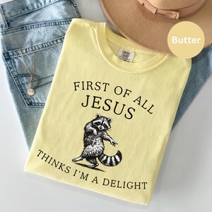 Först och främst Jesus tycker att jag är en fröjd PNG SVG, kristen humor tvättbjörnsskjortadesign, POD-användning, rolig tro digital nedladdning bild 3
