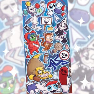 Pode incluir: Uma folha de autocolantes com uma coleção de personagens e objetos de desenhos animados coloridos, incluindo um bobo da corte, um macaco, um mostrador de relógio, uma criatura tipo caracol e várias formas abstratas num fundo azul.