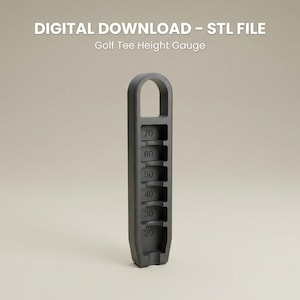 Op de afbeelding: Een grijze golf tee hoogte meter met metingen van 20 tot 70. De meter heeft een handvat en is gemarkeerd met "DIGITAL DOWNLOAD - STL FILE Golf Tee Height Gauge".