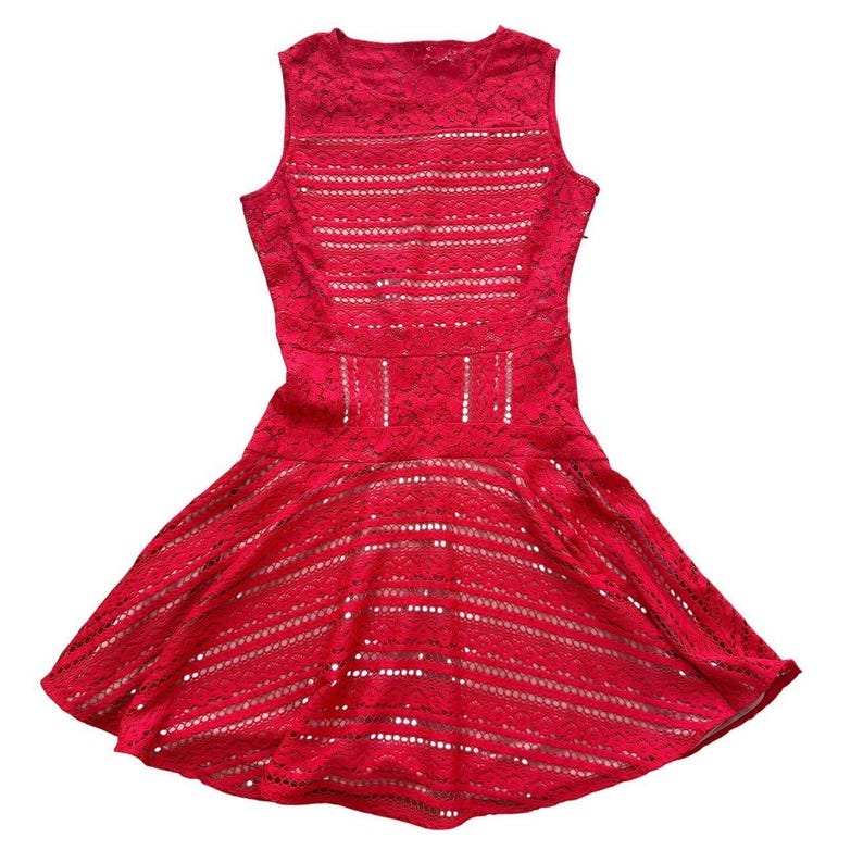 K&ouml;nnte beinhalten: Ein &auml;rmelloses rotes Spitzenkleid mit Rundhalsausschnitt, einem figurbetonten Oberteil mit horizontalen Cut-out-Details und einem ausgestellten Rock. Das Kleidungsst&uuml;ck besteht aus texturierter Blumenspitze mit einem Muster aus Lochstreifen.