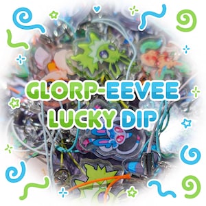 Può includere: Una collezione di ciondoli colorati con la scritta "GLORP-EEVEE LUCKY DIP". I ciondoli presentano vari personaggi dei cartoni animati in colori vivaci, con accenti blu, verdi e arancioni. Lo sfondo è un mix di materiali trasparenti e lucenti.