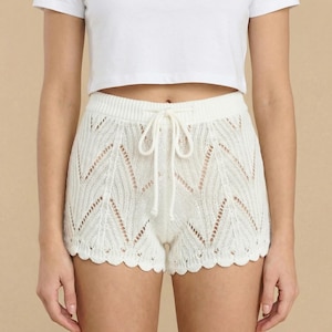 Puede incluir: Juego de tres tazas de cerámica con acabado mate moteado. Las tazas son de color crema, gris claro y gris oscuro. Cada taza tiene un diseño simple y minimalista.