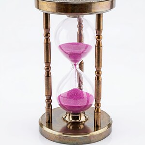 Lyxig timglas i mässing med schackdesign – Vintage timglas, elegant skrivbordsdekor, unik present till schackälskare, antik sandklocka