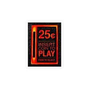 Può includere: Un adesivo con un design retrò di una fessura per monete di un videogioco arcade. L'adesivo ha uno sfondo nero con una cornice rossa e arancione. Il testo "25¢" e "INSERT COIN TO PLAY" sono ben visibili.