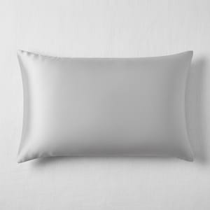 Puede incluir: Una funda de almohada rectangular gris claro, hecha de una tela suave y sedosa. La funda de almohada es de color liso y parece estar hecha de un material lujoso. La funda de almohada está diseñada para una almohada de tamaño estándar.