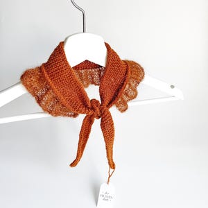 Handstickad mini-halsduk i rostfärgad mohair i merinosiden, accessoar med volangringning