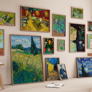 Peut inclure: Une collection d'impressions d'art encadrées, comprenant des natures mortes florales, des portraits et des paysages, exposées sur un mur neutre. Les œuvres présentent une variété de styles et de couleurs, avec des cadres en bois. Un petit tabouret en bois est au premier plan.