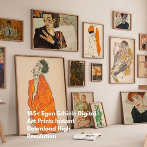 Puede incluir: Una colección de impresiones de arte digital de Egon Schiele enmarcadas en una pared, con varios retratos y figuras en tonos apagados con acentos naranjas. El texto 185+ Egon Schiele Digital Art Prints Instant Download High Resolution es visible.