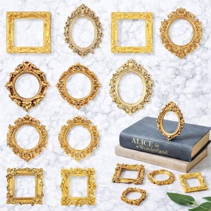 Puede incluir: Una colección de marcos de fotos dorados y ornamentados en varias formas, incluyendo diseños cuadrados, ovalados y circulares. Algunos marcos se exhiben sobre una superficie con diseño de mármol, mientras que otros están colocados cerca de un libro titulado "Alicia en el país de las maravillas."