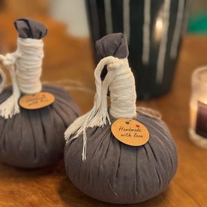 Aromatiska örtpåsar för spa och massage.