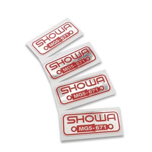Könnte beinhalten: Vier rechteckige SHOWA MG5-671 Aufkleber. Jeder Aufkleber hat einen roten Rand und Text, mit dem SHOWA-Logo oben und MG5-671 unten. Der Hintergrund der Aufkleber ist silberfarben.