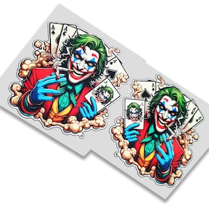 Può includere: Due adesivi con un'illustrazione stilizzata del Joker. Il Joker è raffigurato con capelli verdi, trucco bianco e un abito rosso, che tiene carte da gioco e una sigaretta accesa. Lo sfondo è grigio chiaro.