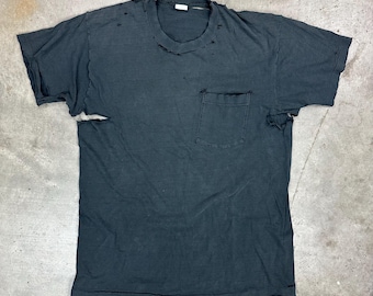 Vintage blekt svart t-shirt med extra slitna fickor