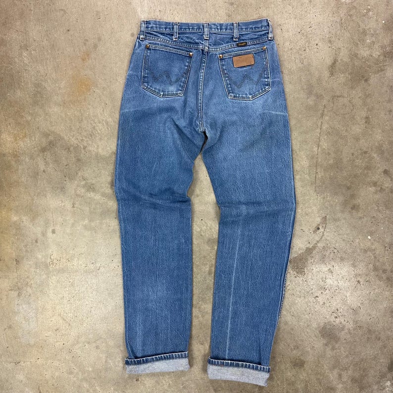 K&ouml;nnte beinhalten: Hellblaue Jeans mit klassischem F&uuml;nf-Taschen-Design. Die Jeans haben einen braunen Lederaufn&auml;her auf der Ges&auml;&szlig;tasche und sind an den Kn&ouml;cheln umgeschlagen. Die Jeans bestehen aus strapazierf&auml;higem Denim-Material.