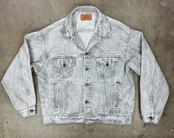 Chaqueta vaquera gris desgastada de Levi's, estilo vintage estadounidense.