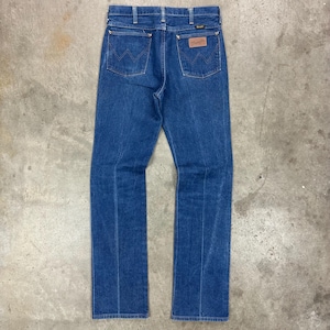 K&ouml;nnte beinhalten: Blaue Jeans aus Denim mit klassischem F&uuml;nf-Taschen-Design. Die Jeans haben einen geraden Beinverlauf, einen braunen Lederaufn&auml;her und das Wrangler-Logo. Die Ges&auml;&szlig;taschen haben eine W-f&ouml;rmige Naht.