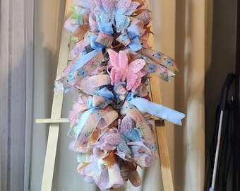 Corona de mariposas hecha a mano. Malla a cuadros de varios colores. Regalo para el Día de la Madre. Mariposas rosas y azules.