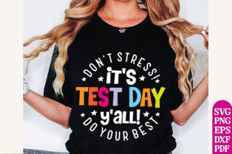 Peut inclure: T-shirt noir avec le texte "DON'T STRESS! IT'S TEST DAY y'all! DO YOUR BEST" dans un design circulaire color&eacute;. Le t-shirt est &agrave; col rond et &agrave; manches courtes.