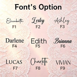 K&ouml;nnte beinhalten: Darstellung von neun Schriftoptionen f&uuml;r Namen, darunter "Elizabeth", "Lesley" und "Ashley", jeweils mit einem entsprechenden Code. Der Text "Font's Option" steht oben. Der Hintergrund ist ein zartes Rosa mit einem Spitzendesign.