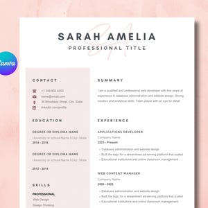 Può includere: Un modello di curriculum vitae con una combinazione di colori rosa tenue e bianco. Il documento include sezioni per informazioni di contatto, istruzione, competenze ed esperienza. Il logo Canva è visibile in alto a sinistra.