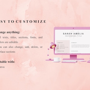以下が含まれることがあります： ピンク色のコンピューターモニターには、「Sarah Amelia」という名前の履歴書テンプレートが表示されています。「カスタマイズが簡単」というテキストが上部にあります。画像には、デスクランプ、コーヒーカップ、キーボード、マウス、小さな植物も表示されています。
