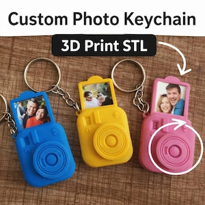Puede incluir: Tres llaveros con fotos personalizadas en azul, amarillo y rosa, cada uno con forma de cámara. Los llaveros presentan una pequeña foto y el texto "Custom Photo Keychain" y "3D Print STL".