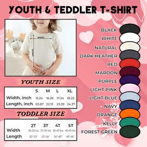 K&ouml;nnte beinhalten: Ein wei&szlig;es Jugend-T-Shirt mit Gr&ouml;&szlig;en- und Farboptionen. Die Shirtgr&ouml;&szlig;en reichen von S bis XL, mit Breiten von 38,7 bis 46,3 cm und L&auml;ngen von 53 bis 61,9 cm. Auch Kleinkindgr&ouml;&szlig;en sind verf&uuml;gbar.