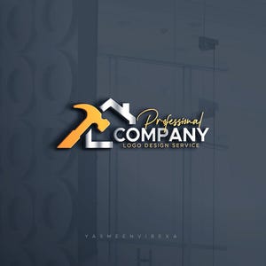 Può includere: Un design di logo con il contorno di una casa in argento metallizzato integrato con un martello dorato. Il testo recita Professional COMPANY LOGO DESIGN SERVICE in una combinazione di corsivo dorato e maiuscole bianche senza grazie.