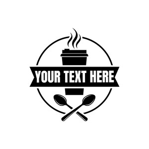 Op de afbeelding: Een zwart-wit circulair logo met een dampende koffiebeker bovenaan en twee gekruiste lepels onderaan. Een horizontale banner in het midden bevat de tekst YOUR TEXT HERE in vetgedrukte, hoofdletter, schreefloze letters.