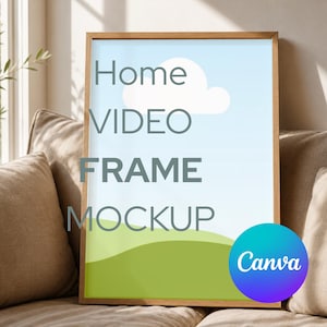 Könnte beinhalten: Ein Holzrahmen-Mockup mit dem Text "Home VIDEO FRAME MOCKUP". Der Hintergrund zeigt einen blauen Himmel, eine weiße Wolke und grüne Hügel. Ein kreisförmiges Canva-Logo befindet sich unten rechts.