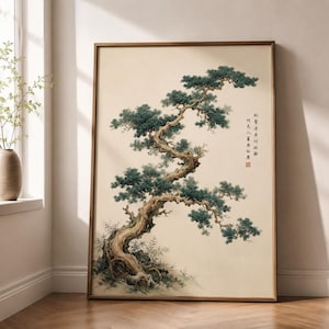 Pode incluir: Uma impressão emoldurada com uma ilustração detalhada de um pinheiro japonês. A árvore tem um tronco sinuoso e galhos com folhagem verde. A obra de arte é definida contra um fundo creme e inclui texto japonês.