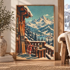 Könnte beinhalten: Ein gerahmter Wandkunstdruck, der eine verschneite Berglandschaft von einem Holzbalkon aus zeigt. Die Szene umfasst ein Paar Holzskier, einen Stuhl mit einer rot-weiß karierten Decke, einen kleinen Tisch mit einer Laterne und ein Dorf.