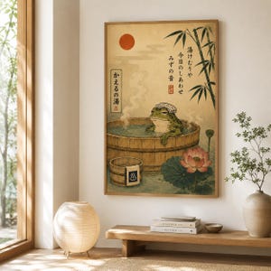 K&ouml;nnte beinhalten: Ein rechteckiges Wandbild, das einen gr&uuml;nen Frosch mit einem wei&szlig;en Handtuch auf dem Kopf zeigt, der in einem Holzzuber badet. Das Motiv enth&auml;lt eine rote Sonne, Bambusstangen, eine rosa Lotusbl&uuml;te und japanische Schriftzeichen auf beigem Grund.