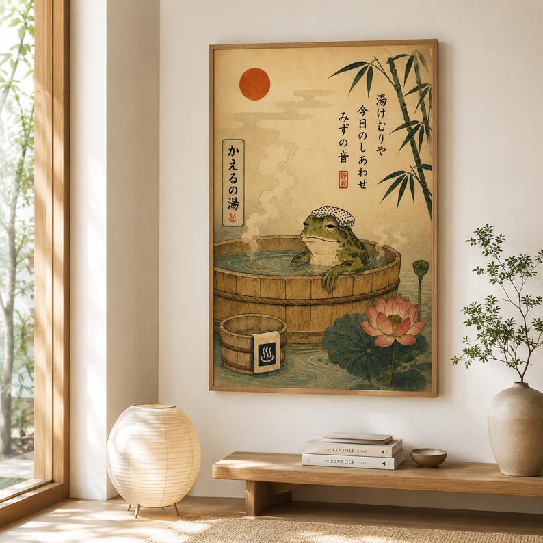 K&ouml;nnte beinhalten: Ein rechteckiges Wandbild, das einen gr&uuml;nen Frosch mit einem wei&szlig;en Handtuch auf dem Kopf zeigt, der in einem Holzzuber badet. Das Motiv enth&auml;lt eine rote Sonne, Bambusstangen, eine rosa Lotusbl&uuml;te und japanische Schriftzeichen auf beigem Grund.